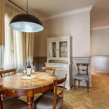 Luxury River View Apartament