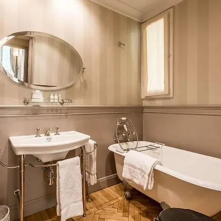 Luxury River View Apartment Florence
